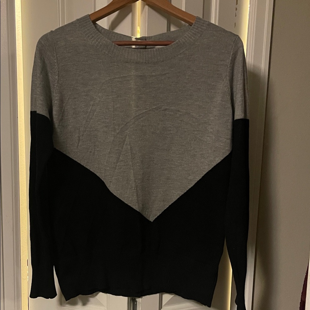 Hawthorne 41 Gray and Black Women's Sweater Medium Like New